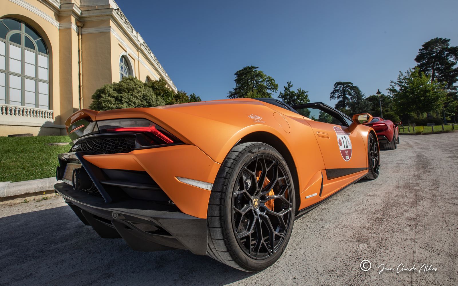 Lamborghini Huracán orange devant un château