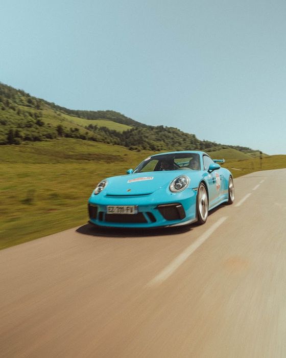 Porsche 911 GT3 bleu turquoise en mouvement