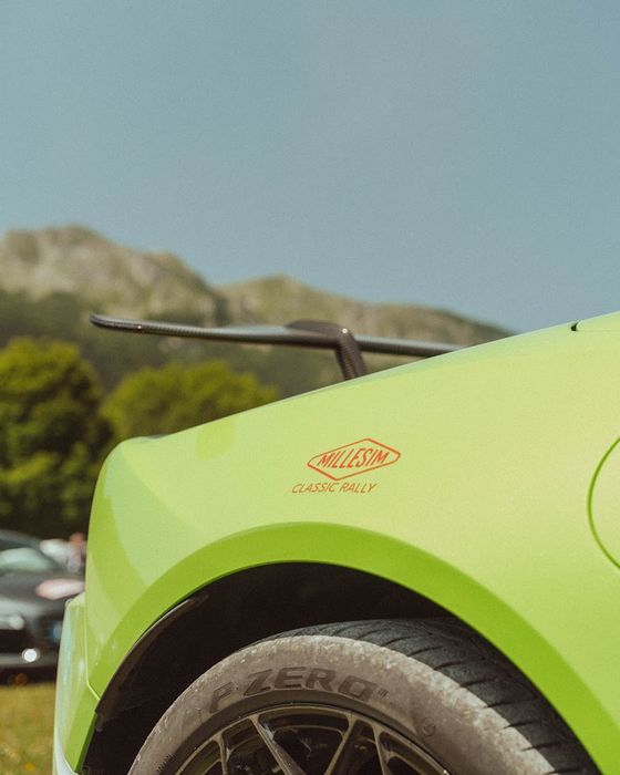 Aile vert vif d'une Lamborghini avec le sticker Millesim Classic Rally